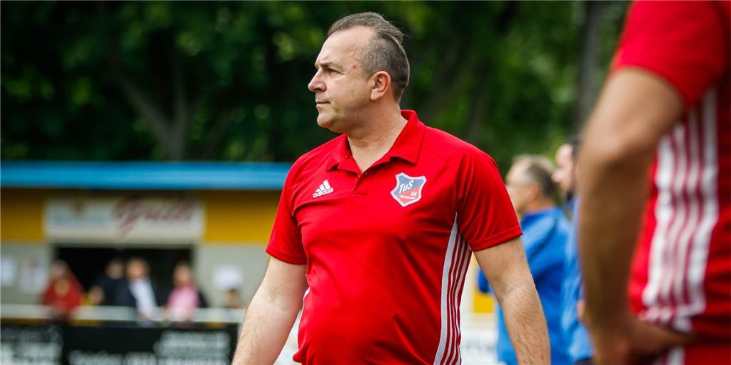 Es wird immer kurioser: TuS Bövinghausen verpflichtet sogar vier Schiedsrichter Ajan Dzaferoski freut sich über vier Neuzugänge für den TuS Bövinghausen.