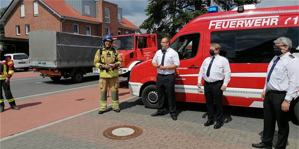 Emotionen und Tränen: Stephan Lendring packt 500 Kilometer-Spenden-Marsch Stephan Lendring (blauer Helm) wird am Feuerwehrgerätehaus in Nienborg von seinen Wehr-Kameraden und vielen Nienborgern empfangen.