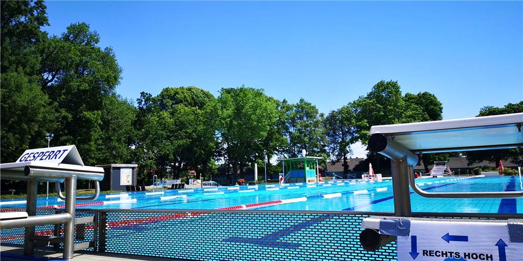 Parkbad Nord erhöht die Kapazität - So ist Corona-Baden in Ickern Badegäste können ihre Bahnen ziehen - aber nur im Kreis. Das System funktioniert bei der überschaubaren Zahl der Badegäste sehr gut.