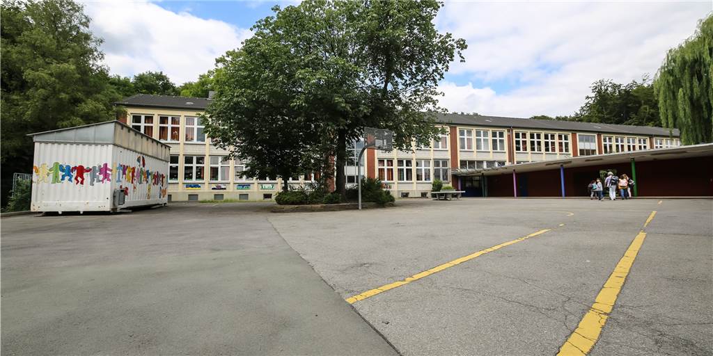 Schul-Schließungen in Dortmund: Lehrer und Eltern fordern Reihen-Tests Neben der Graf-Konrad-Grundschule in Eving haben am Montag (22.6.) vier weitere Dortmunder Schulen den Betrieb eingestellt.