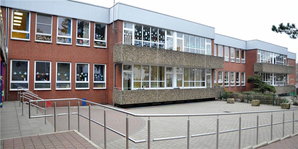 Castrop-Rauxeler Erstklässler kurz vor den Ferien mit Corona infiziert Die Grundschule Am Hügel in Castrop. Nachdem ein Schulkind hier positiv auf das Coronavirus getestet worden ist, mussten am Montag 27 weitere Kinder und zwei Lehrer getestet und in Quarantäne geschickt werden.
