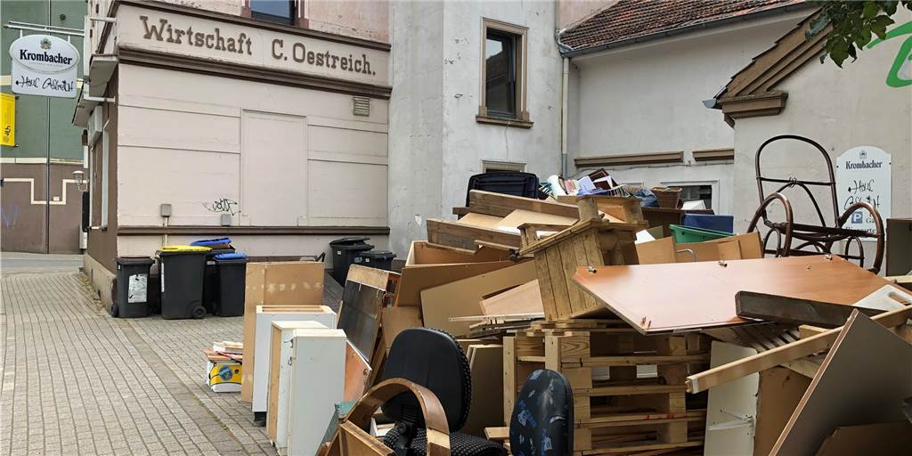 Haus Oe: Corny tritt am Samstag seine letzte Schicht am Zapfhahn an Sperrmüll vor dem Haus Oestreich: Alfred Corny Hilpert zieht sich nach 23 Jahren als Pächter in den Ruhestand zurück. Auch die Wohnung über der Kneipe verlässt der 72-Jährige.