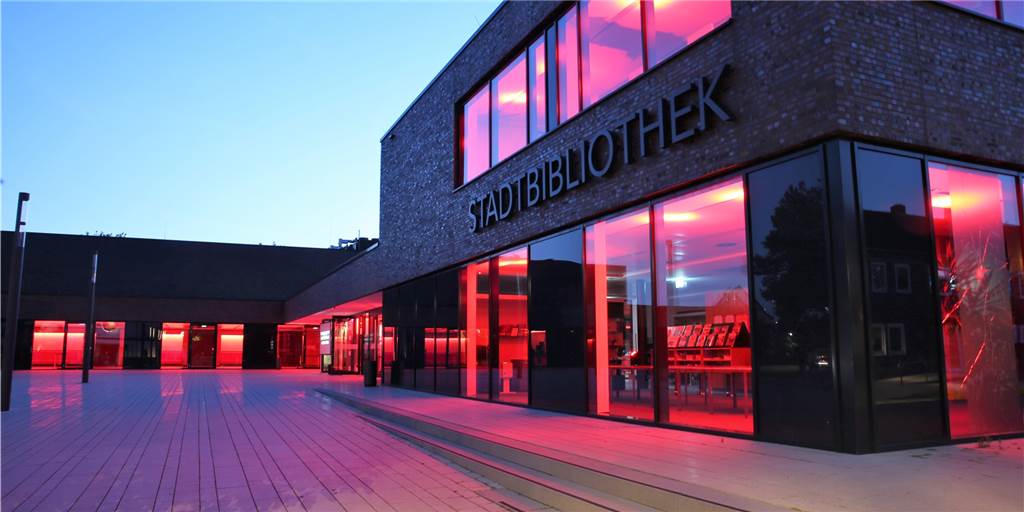 Rotes Kulturquadrat als Hilferuf: „Die Politik ist jetzt am Zug!“ Das Ahauser Kulturquadrat erstrahlte am Montagabend komplett in Rot.