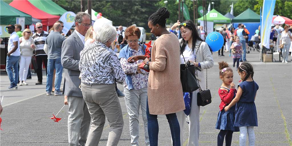 Trotz Corona Europa feiern: Das plant die Stadt Castrop-Rauxel "Heute wollten wir den Ursprung feiern. Das „Bündnis für Demokratie“ hatte so viele Ideen und Herzblut in die Vorbereitung gesteckt und viele Vereine und Verbände wollten heute mitmachen - dafür herzlichen Dank! Wir holen alles nach!", das gab Bürgermeister Kravanja bereits am eigentlichen Tag der Feier auf Facebook bekannt.
