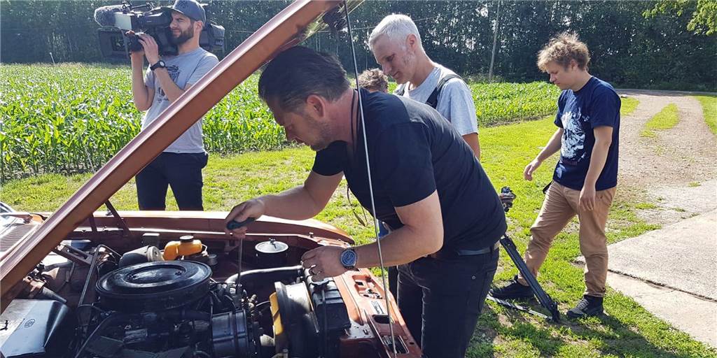 Det Müller mit Kamerateam zu Besuch bei Freund und Auto-Fan in Vreden Det Müller (vorne) und Claas Cynapolt (2.v.r.) haben vor dem Dreh den Granada gemeinsam zum Laufen gebracht.