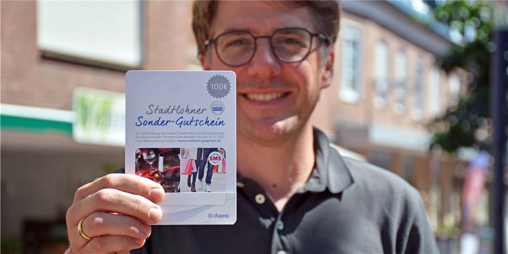 Stadtlohn hat seinen Bürgern in den letzten 14 Tagen 71.000 Euro geschenkt Martin Auraus, Geschäftsführer des SMS-Stadtmarketings, zeigt einen Stadtlohner Sondergutschein. Die Gutscheine im Gesamtwert von einer Million Euro werden zu einem Viertel von der Stadt finanziert. Sie sollen in Coronazeiten dem Einzelhandel und der Gastronomien neue Impulse geben.