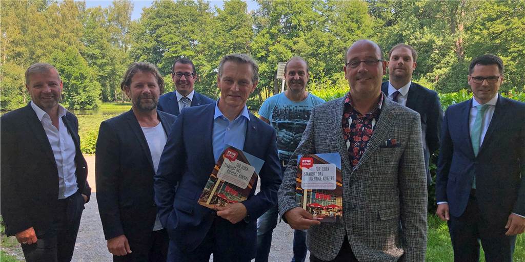 Ehemaliger Edeka-Markt wird nach Abriss und Neubau zu Rewe Dirk Jahns und Peter Gumprich (vorne v.l.) stellten das Konzept für den neuen REWE-Markt vor. Froh sind darüber Bürgermeister Mike Rexforth (l.), die Architekten und die Vertreter der Banken.