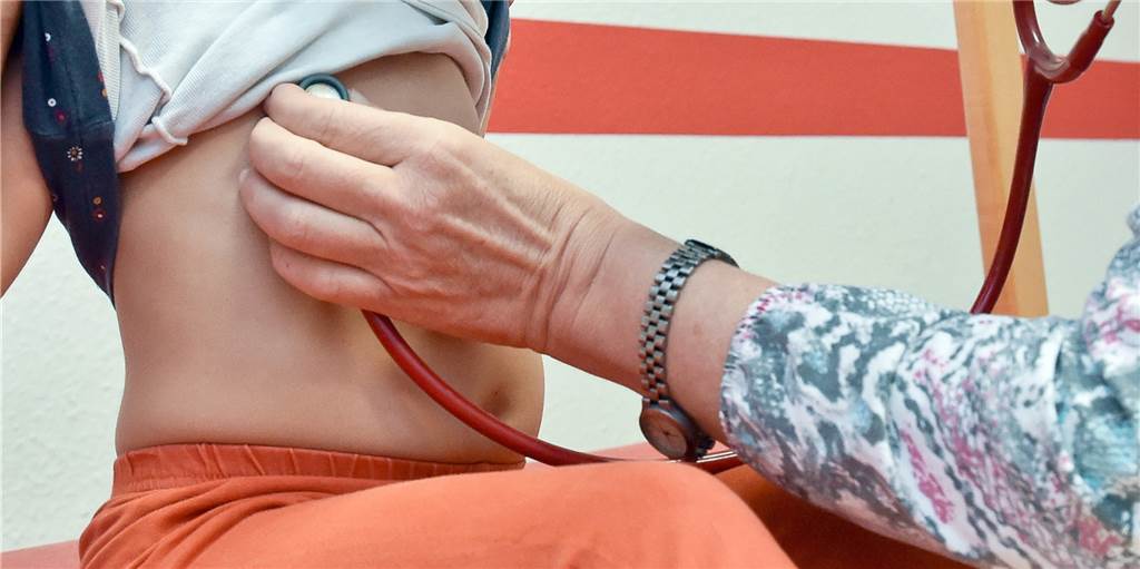 Frust bei Schnupfen: Ärzte müssen Kindern Coronafreiheit bescheinigen Schon bei kleineren Wehwehchen müssen Eltern von Kita-Kinder den Einrichtungsleitungen jetzt ein ärztliches Attest auf Coronafreiheit vorlegen. Das zumindest schreibt das NRW-Familienministerium vor.