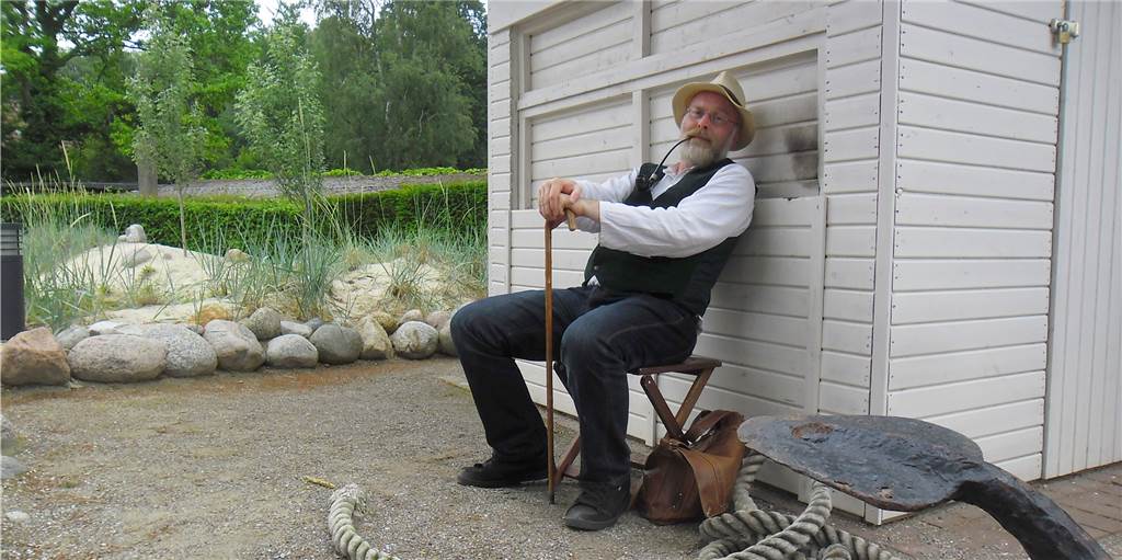 Mit „Wilhelm Busch“ den Rombergpark entdecken Markus Veith schlüpft bei Spaziergängen im Rombergpark für die Besucher in die Rolle von Wilhelm Busch - und zitiert und dichtet wie sein "Vorbild".