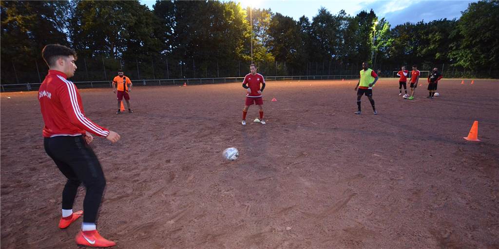 Das Spiel ist aus: Stadt stellt Fußball an der Dörwerstraße ins Abseits Dieses Bild gehört für immer der Vergangenheit an. Der SC Osmanlispor muss seine sportliche Heimat an der Dörwerstraße verlassen. Im besten Zustand war der Aschenplatz ohnehin nicht.