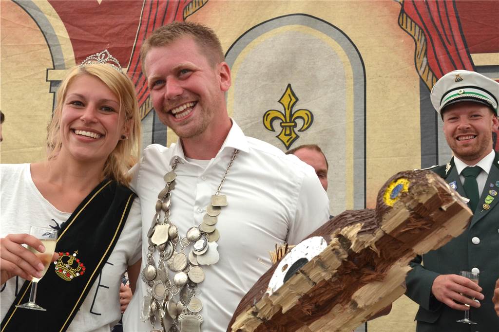 Das Königspaar der Schützengemeinschaft Lippramsdorf-Freiheit nach dem Königsschuss: Moritz Schrief regiert mit Lara Schirmer. Im Hintergrund Prinzgemahl Lukas Bergunde.