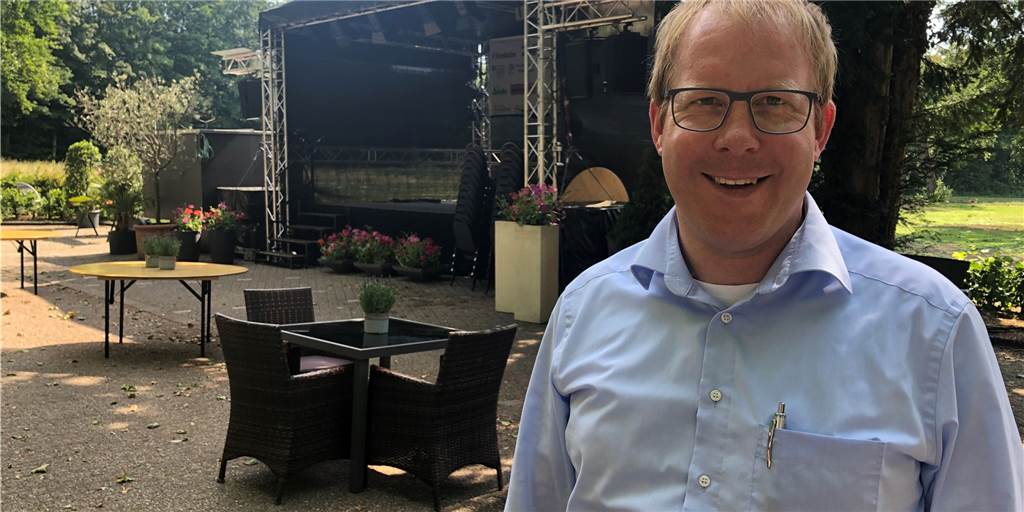 Kulturterrasse bietet in den Ferien Live-Musik - bei freiem Eintritt Zur Kulturterrasse hat Reinhard Nießing den Parkplatz von Schloss Raesfeld umgebaut. Donnerstags bis sonntags können sich Gäste in den Sommerferien auf Live-Musik und mehr freuen.