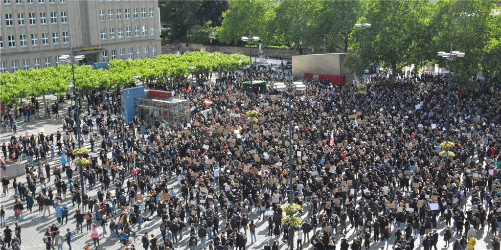 Anti-Rassismus-Demo: Teilnehmer sollen Warn-App installieren Mehr als 5000 Teilnehmer sind zur Anti-Rassismus-Demo am 6. Juni auf den Hansaplatz gekommen. Am Samstag (27.6.) steht die nächste an.
