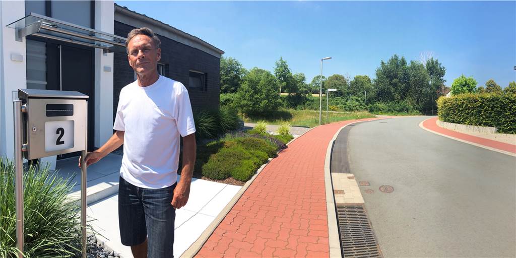 Schildbürgerstreich? Erwin Schmitz will sich gegen ein „d“ wehren Gegen ein "d" an seiner Hausnummer 2 will sich Erwin Schmitz wehren. Denn er fürchtet, vom Rettungsdienst nicht schnell genug gefunden zu werden.