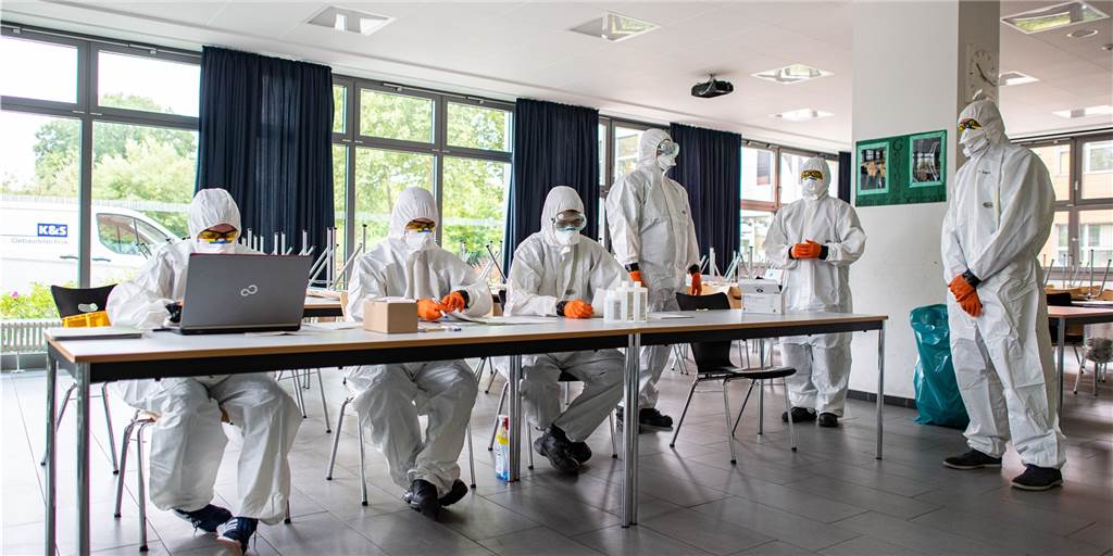 Corona-Ausbrüche in Dortmund: Wann gibt es Massentests – und wann nicht? Im nahen Münster gab es Mitte Mai einen flächendeckenden Corona-Test in einer Hauptschule. Es war befürchtet worden, dass es dort einen Ausbruch gegeben habe. Die Befürchtung bewahrheitete sich nicht.
