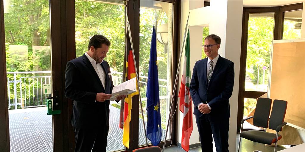 Zukunft geklärt: Vredens Bürgermeister Christoph Holtwisch wird Professor Der Präsident der HSPV NRW, Martin Bornträger (l.), übergibt Dr. Christoph Holtwisch seine Ernennungsurkunde zum Professor.