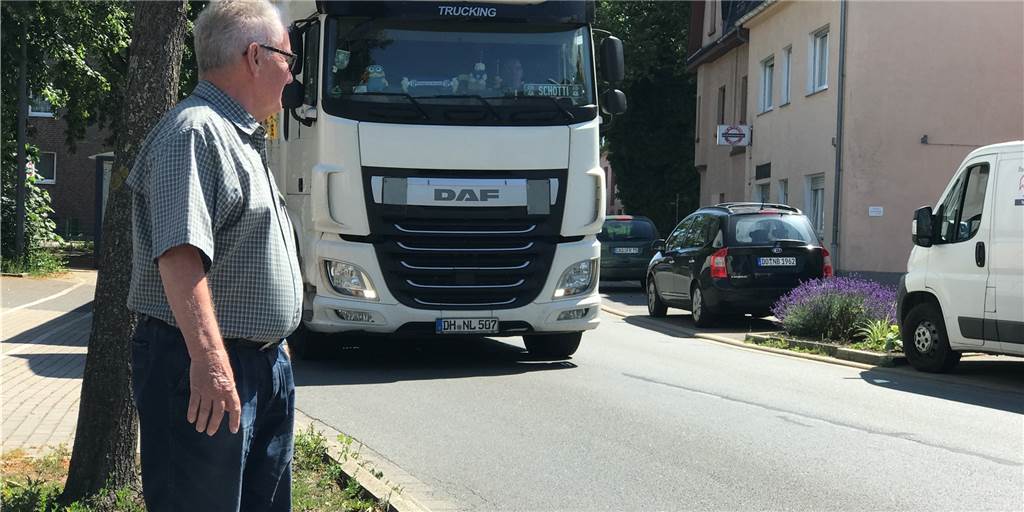 Lkw-Lärm auf Gerther Straße: Anwohner kämpft gegen Pläne eines Betriebs Wilhelm Austermühle wohnt an der Gerther Straße und befürchtet, dass durch die Neuansiedlung eines Betriebes an der Stadtgrenze viel mehr LKW an seinem Haus vorbei fahren als bisher.