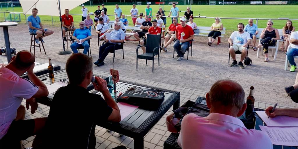 Henrichenburger wählten trotz Corona neuen Vorstand - unter freiem Himmel Rund 40 Mitglieder des TuS Henrichenburg waren bei der ersten Freiluft-Jahreshauptversammlung ihres Vereins am 26. Juni 2020 dabei.