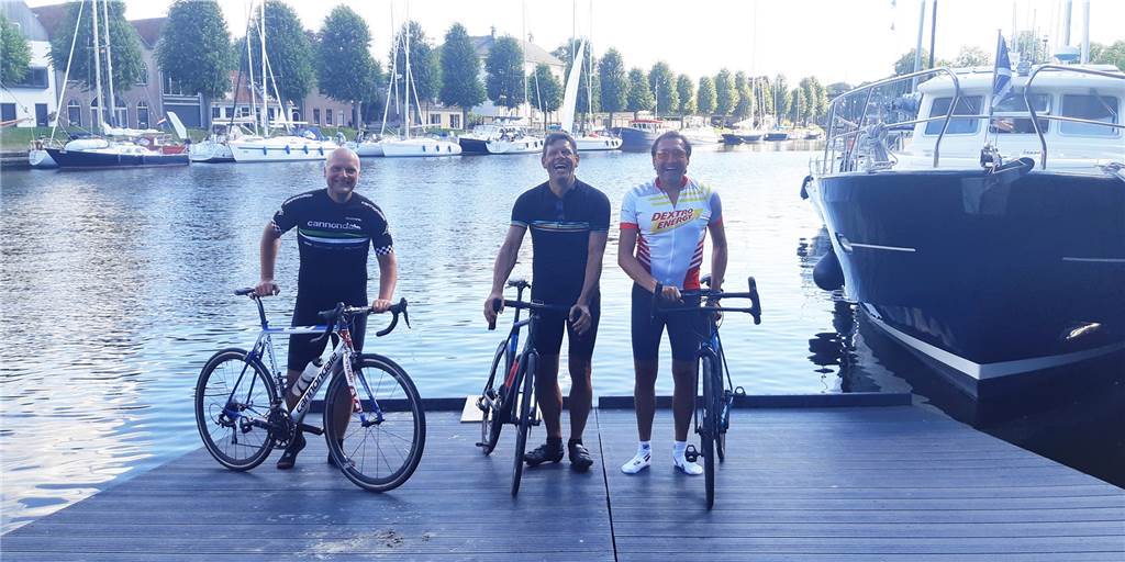 „Das mache ich nicht noch mal“ – Castrop-Rauxeler fährt „Tour der Leiden“ Stefan Faßbender, Dieter Sykora und Manfred Spruch (v.l.n.r) können an ihrem Ziel, dem Hafen von Medemblik, wieder lachen.