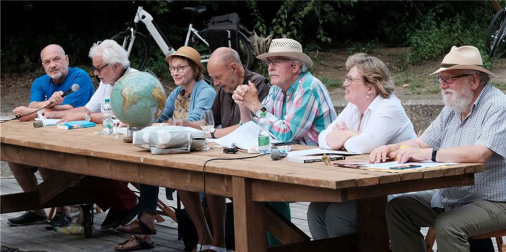 Satirische Lesung im Bürgerpark führt von Westfalen bis ins Weltall Die "Tintenhühner" des Cornelia-Funke-Baumhauses bei ihrer Lesung im Amphitheater des Bürgerparks Dorsten.
