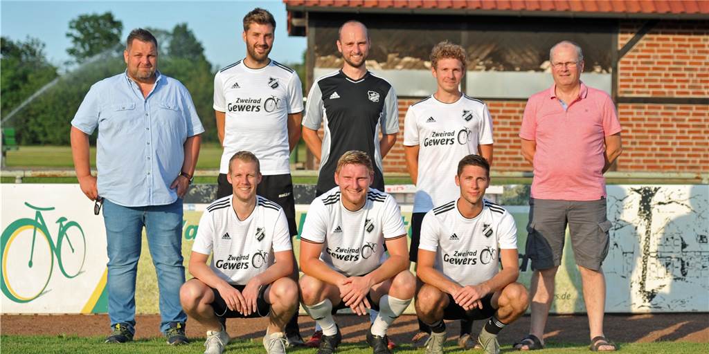 Neustart beim TuS Wüllen: „Die Jungs sollen wieder Spaß am Fußball haben“ Mit Sponsor, Vereinsvertreter und ihren Neuzugängen stellten sich die Trainer Johannes Dönnebrink, Maik Hollweg und Andre Dumpe (v.l.) zum Foto auf. Knieend die Neuzugänge Timon Vierhaus, Kevin Pieper und Robin Nolte (v.l.)