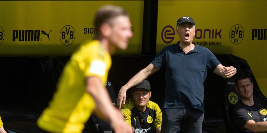 Lucien Favre redet die Gegner stark – und die BVB-Profis schwach? Lucien Favre redet die Gegner stark – und die BVB-Profis schwach?