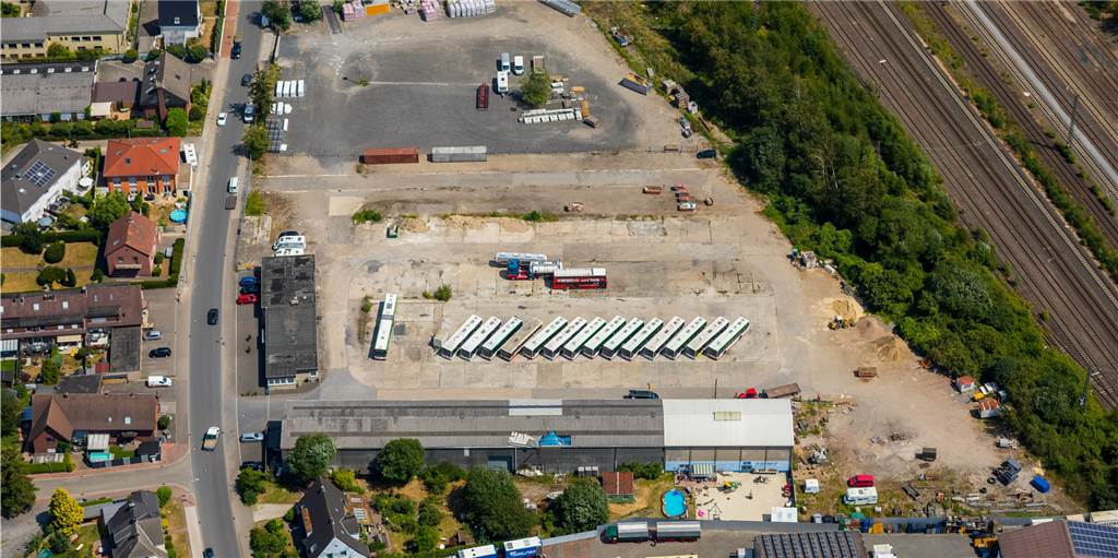 Das Foto zeigt das Gelände an der Annabergstraße mit dem ehemaligen Bürogebäude der Firma Klostermann aus der Vogelsperspektive.