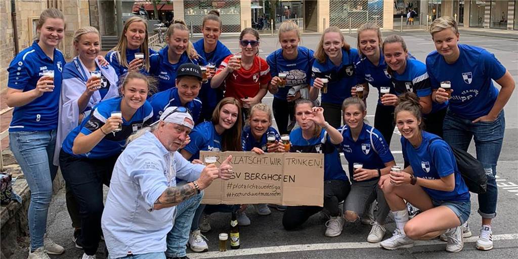 Dortmunds neuer Zweitligist hat „ganz viel Party und Randale gemacht“ Die Spielerinnen des SV Berghofen feierten den Aufstieg am Sonntag in der Innenstadt. Dieses Foto entstand vor einer bekannten Dortmunder Kneipe.