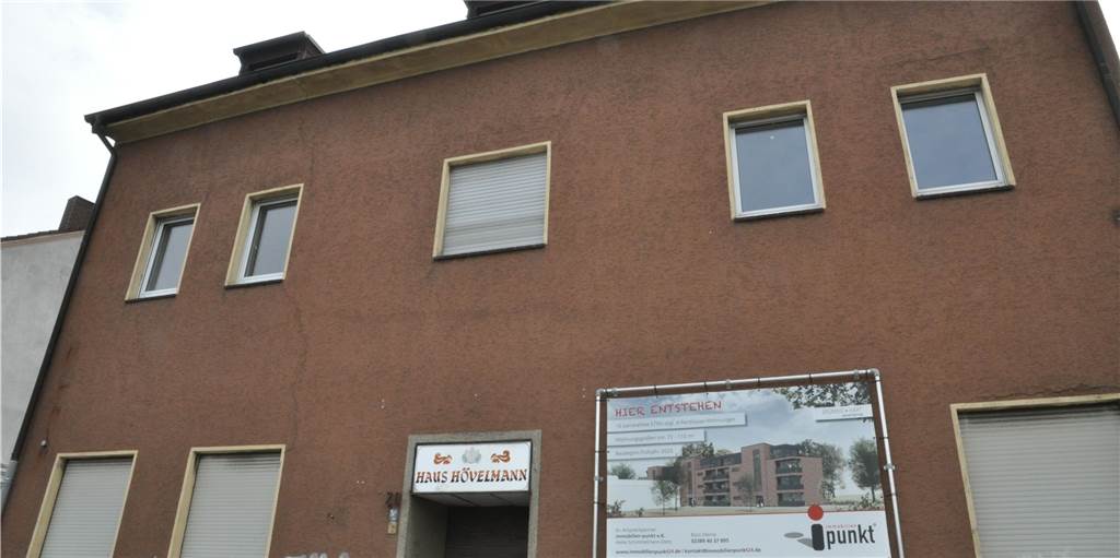 Neubau an der Preußenstraße: Moderner Wohnpark folgt „Haus Hövelmann“ Ein Schild kündigt Veränderungen an der Preußenstraße 20 an: Das Gebäude, in dem viele Jahre die Gaststätte "Haus Hövelmann" war, wird einem Komplex mit 20 Wohnungen weichen. Der Baubeginn hat sich durch Corona verzögert.