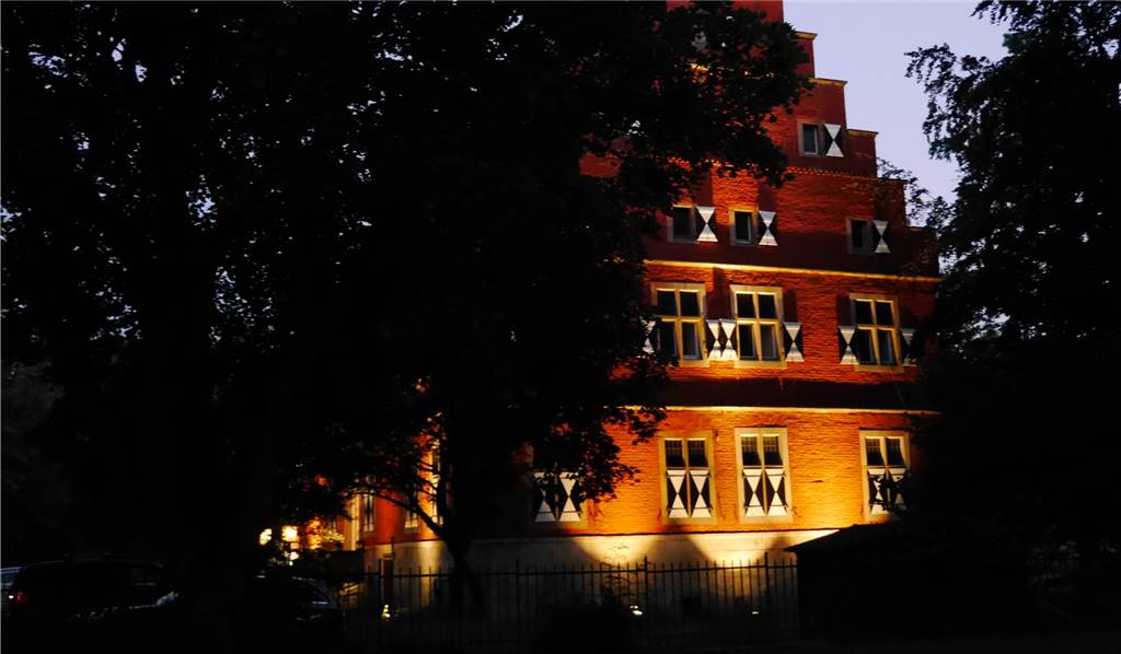 Haus Wenge: Beleuchtung taucht Wasserschloss in Licht und Schatten Dieses Beleuchtungskonzept befürworten die Teilnehmer eines kleinen Beleuchtungstests für das Haus Wenge in Lanstrop