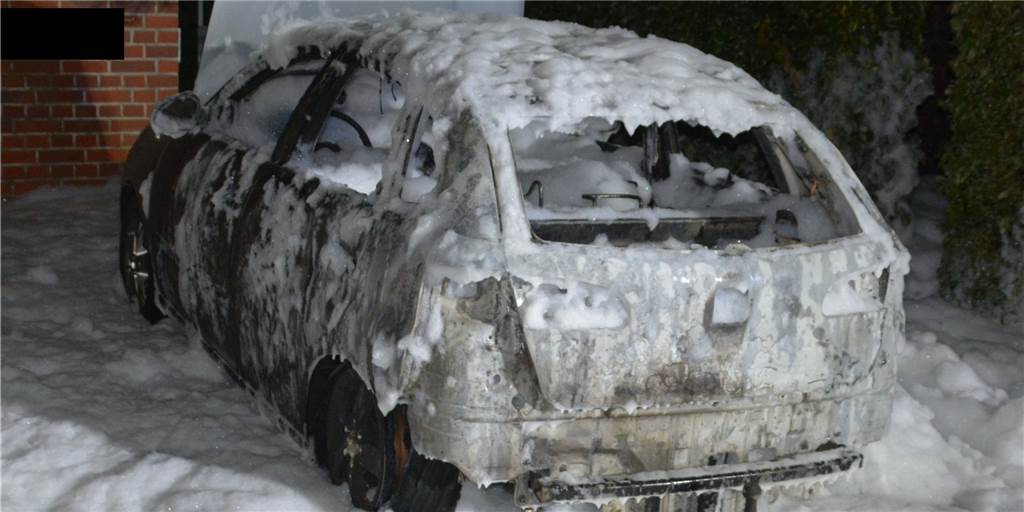 Feuerteufel in Heek: Kripo präsentiert neue Details nach Autobrand Das Auto war nach dem Brand ein Totalschaden.