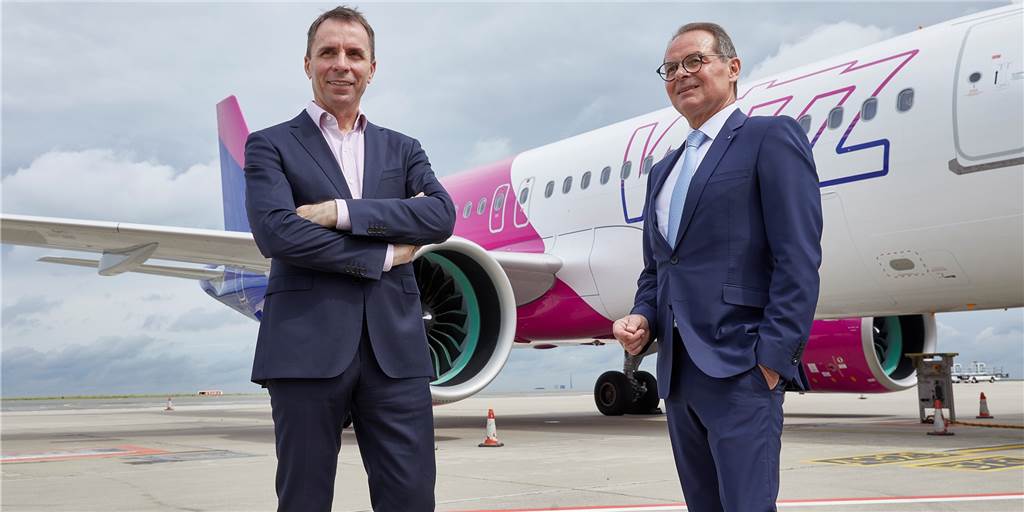 Wizz-Air-Chef provoziert mit Aussage gegen Gewerkschaften Wizz-Air-Chef József Váradi (l.) mit Flughafen-Chef Udo Mager am 18. Juni bei einer Pressekonferenz in Dortmund.