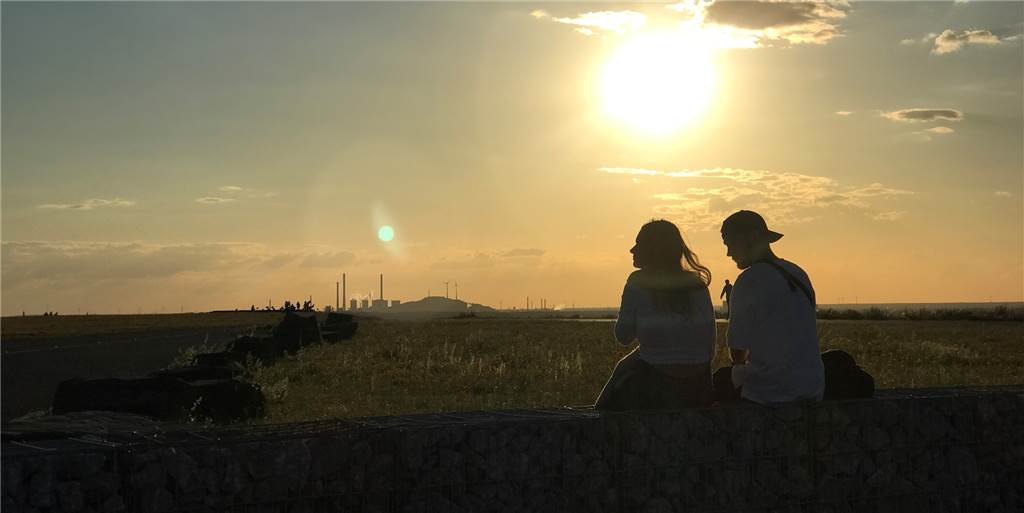 Der perfekte Aussichtspunkt übers grüne Ruhrgebiet: Halde Hoheward Die Halde Hoheward ist einer der spektakulärsten Orte des Ruhrgebiets. Von oben blickt man über das ganze Revier, kann gut ein Dutzend erhaltene Fördertürme zählen und erkennt, welch eine grüne Lunge aus dem Ruhrpott geworden ist.