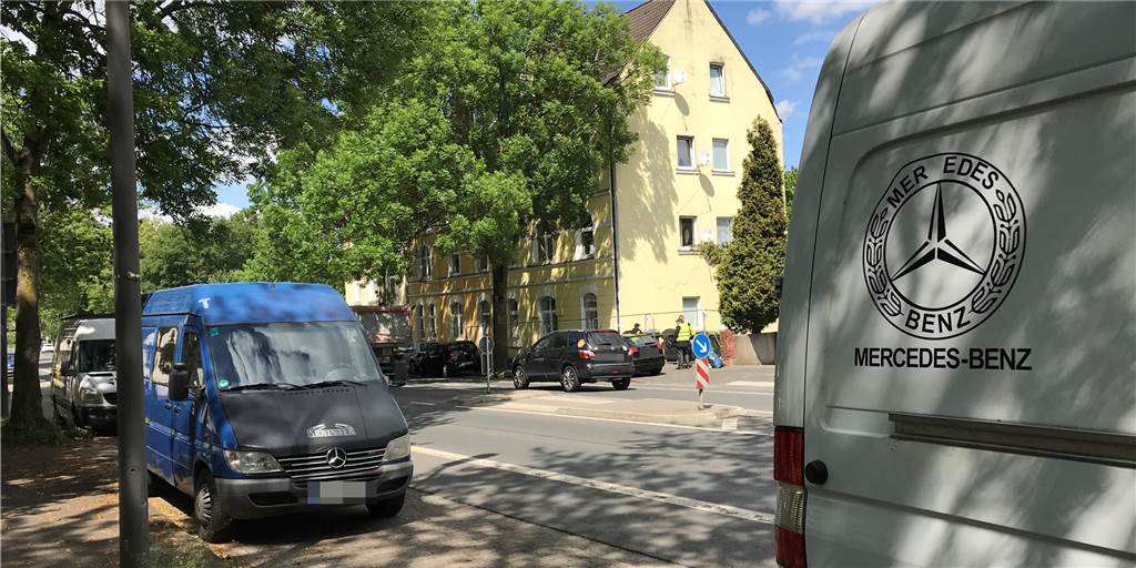 Pläne für Castrop-Rauxels Schrottimmobilien, Gammel- und Horror-Häuser Rund um die Häuser an der Wittener Straße parken oft jede Menge Kleintransporter. Das gehört zum Problemkomplex dieser Problem-Immobilie dazu. Die Stadt ist häufig mit Mitarbeitern des Bereiches Migration vor Ort, sagt Sozialdezernentin Regina Kleff.