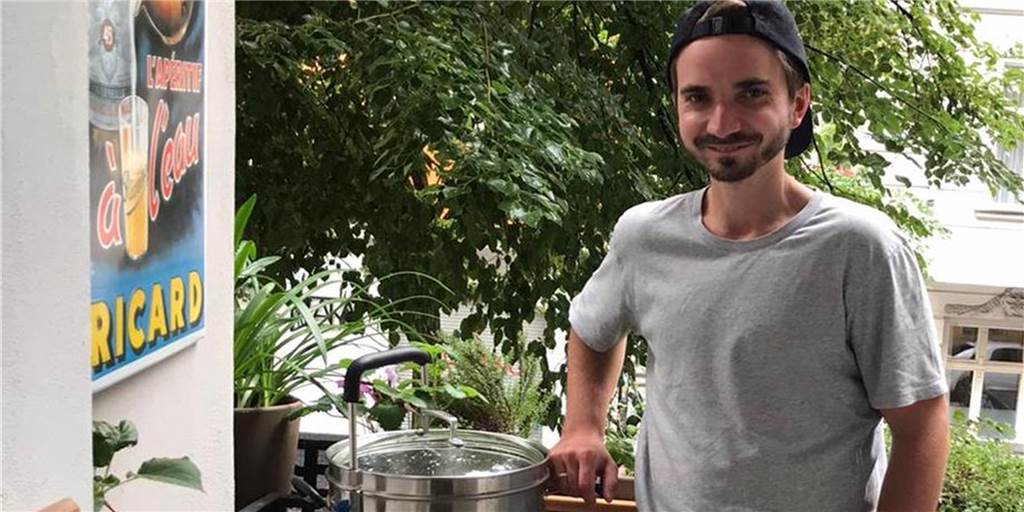 Hopfenheld Thomas Redders zeigt Bierbraukunst in Stadtlohn Thomas Redders mit dem Maischkessel auf dem Balkon seiner Berliner Wohnung.