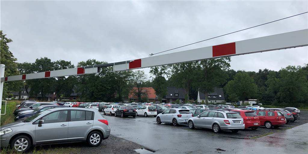 LAFP Bork: Wie steht es um das Infektionsrisiko durch auswärtige Studenten? Hagen, Siegen, Ennepe-Ruhr-Kreis, Viersen: Die Nummernschilder an den Autos auf dem LAFP-Parkplatz zeigen, dass die Studenten aus vielen unterschiedlichen Regionen zur Ausbildung nach Bork kommen.