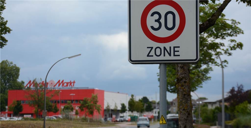 Anlieger machen gegen „Rennstrecke“ in Tempo-30-Zone mobil Die Straße "Auf der Bovenhorst" ist nach Meinung von Anwohnern eine "Rennstrecke" geworden. Beim der letzten Geschwindigkeitsüberprüfung fuhren hier 70 Prozent der Autofahrer zu schnell.