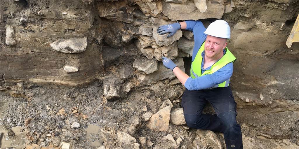 Archäologen entdecken bei Bauarbeiten besonderen Schatz in der Innenstadt Gut zu erkennen sind die Bruchsteine der alten Ostentor-Mauer, die die Archäologen am Ostwall freigelegt haben. Ganz links sind am Boden die Kiesel des alten Hellwegpflasters zu erkennen.