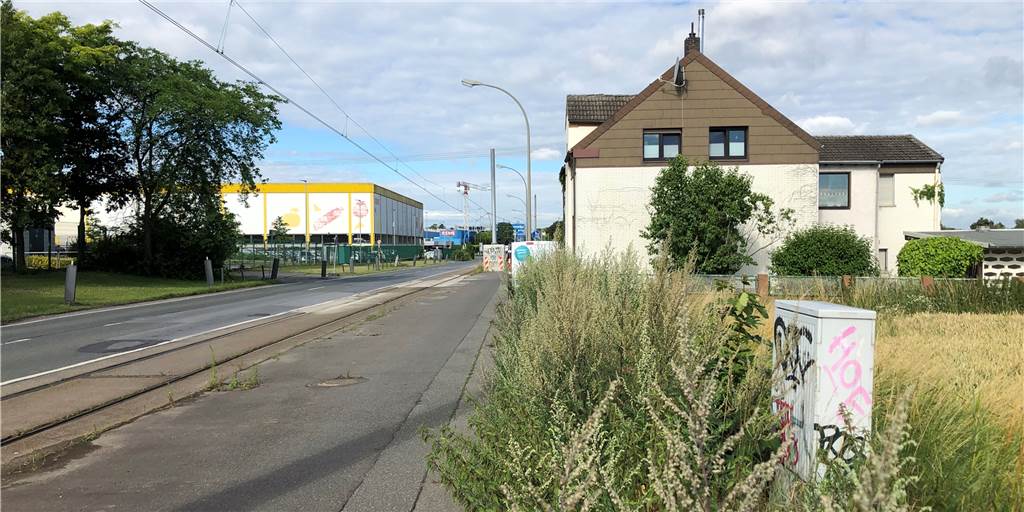 Zweigleisiger U43-Ausbau: Stadt und DSW21 reagieren auf Skeptiker Vor dem Haus Asselner Hellweg 2 wird die gesamte Trasse künftig etwas enger sein als im sonstigen Straßenverlauf.