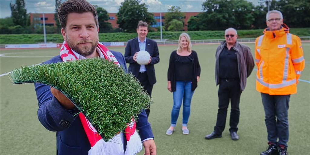 Edler Kunstrasen für Castrop-Rauxels meist benutzten Fußballplatz Björn Klieve (vorn), der Vorsitzende der SG Castrop, konnte am dritten Tag der Renovierungsarbeiten den neuen Kunstrasen begutachten, der künftig im Stadion an der Bahnhofstraße liegt. Auskunft zum Vorgang der Erneuerung bekam der Club-Chef von Bürgermeister Rajko Kravanja (v.l.), Dhana Stannek (Bürgermeisterbüro für Bürgerbeteiligung, Sport und Stärkung des Ehrenamtes), sowie Gisbert Babel und Markus Genster (beide EUV-Ressort Kommunale Infrastruktur).