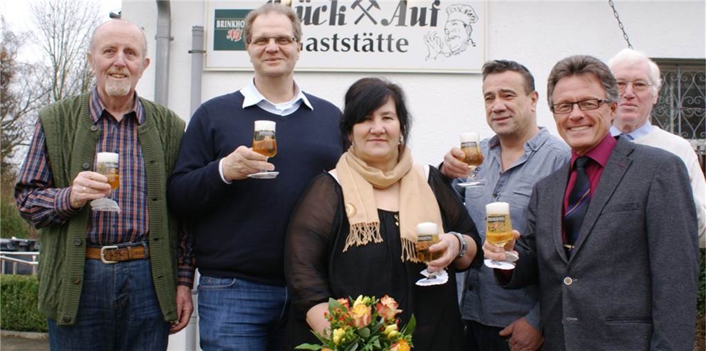 Im Januar 2016 wurde Jasminka Jurcevic (Mitte) noch freudig als neue Pächterin der Vereins-Gaststätte empfangen.