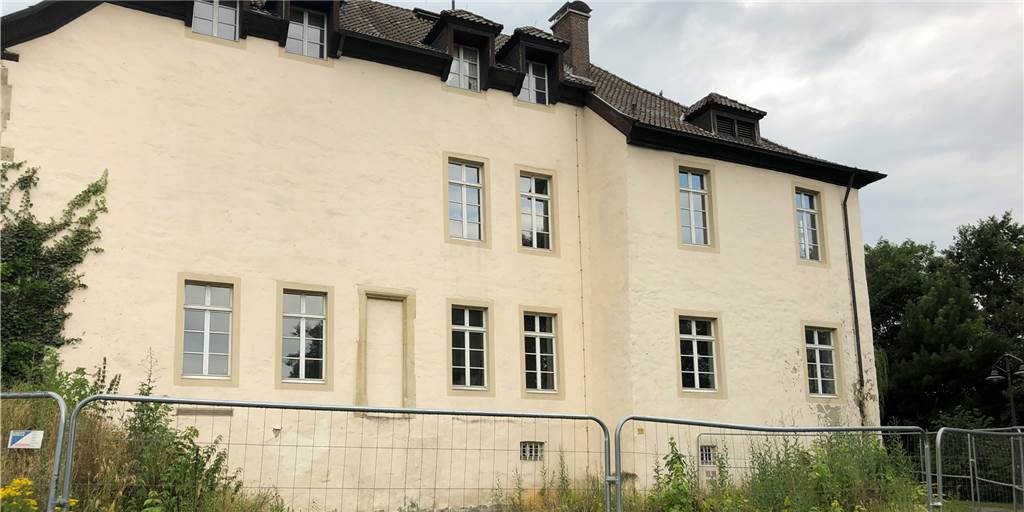 Umbau der Burg Botzlar: Arbeiten stehen still - wegen Planänderungen An der Ostseite sollte die Burg Botzlar einen modernen Anbau für Fahrstuhl und Toiletten bekommen. Diese Pläne sind Vergangenheit.