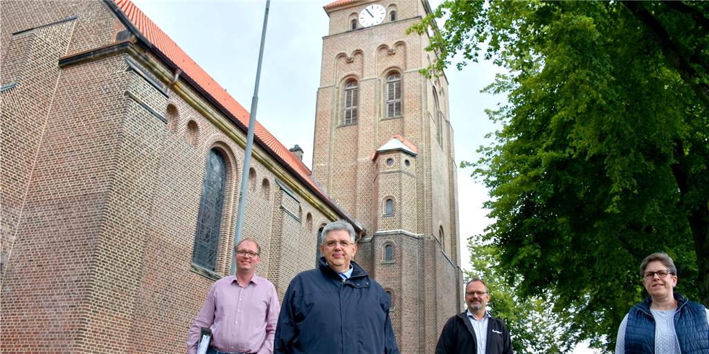 Bistum und Gemeinde investieren 1,4 Millionen Euro in die Jakobuskirche Pfarrer Stefan Scho (vorne) und die stellvertretende Vorsitzende des Kirchenvorstands Hedwig Telöken freuen sich zusammen mit Stephan Bengfort (l.) und Heinz Gewering von der Zentralrendantur Ahaus-Vreden freuen sich auf Renovierung und Neubau an der St. Jakobuskirche in Oeding.