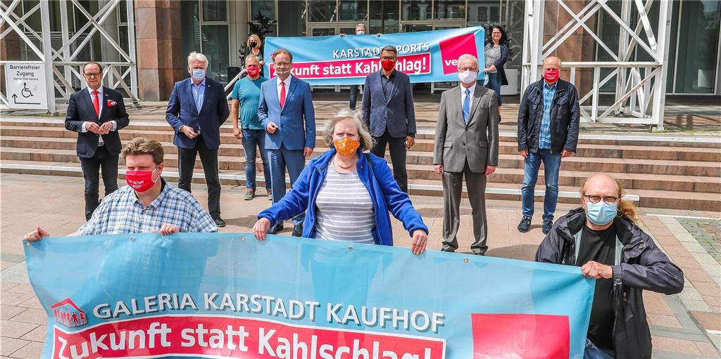 „Warenhäuser sind nicht von gestern, sondern etwas für die Zukunft“ Unter anderem auf dem Bild nach der kurzfristigen Pressekonferenz zu sehen: Dirk Rutenhofer vom Cityring (hinten, v. l.), OB Ullrich Sierau, Stefan Schreiber (IHK, 4. v. l.), Wirtschaftsförder Thomas Wetsphal und Thomas Schäfer (Handelsverband NRW). Vorne mittig steht Martina Regens, Betriebsrätin von Kaufhof.