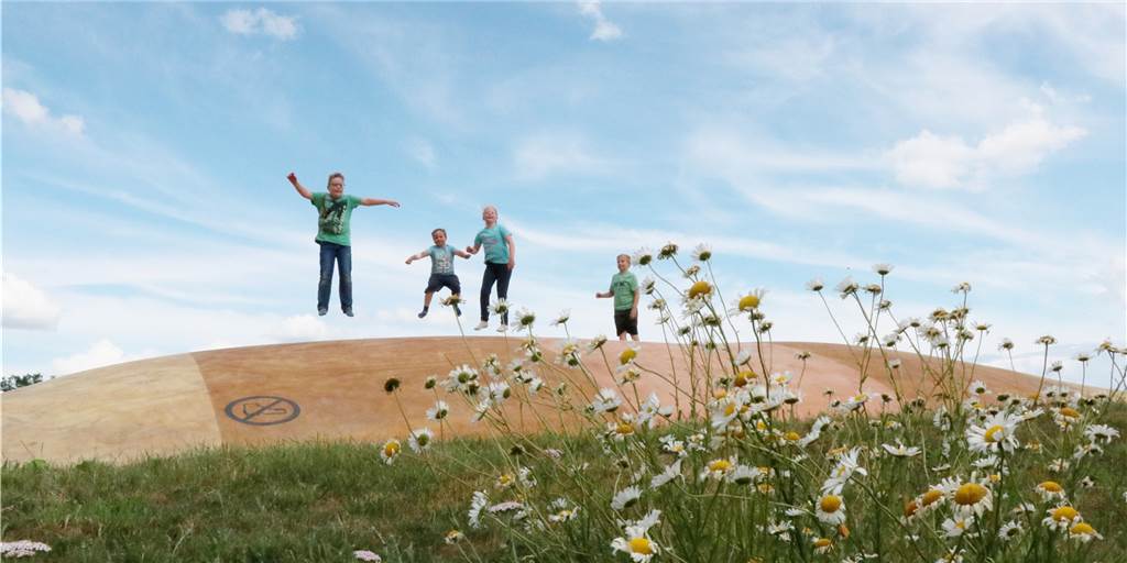 Golfen zwischen Kühen und mit einem besonderen Schläger Auf dem riesigen Hüpfkissen können Johannes, Tobi, Hannah und Florian sich so richtig austoben.
