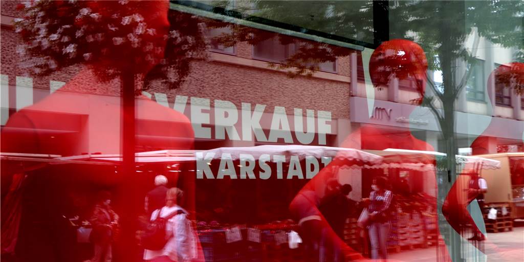 Karstadt-Mitarbeiter und Kunden zwischen Freudentränen und Einkaufsalltag Im Karstadt war am Freitag die Erleichterung groß. Das Kaufhaus auf dem Dortmunder Westenhellweg soll erhalten bleiben.