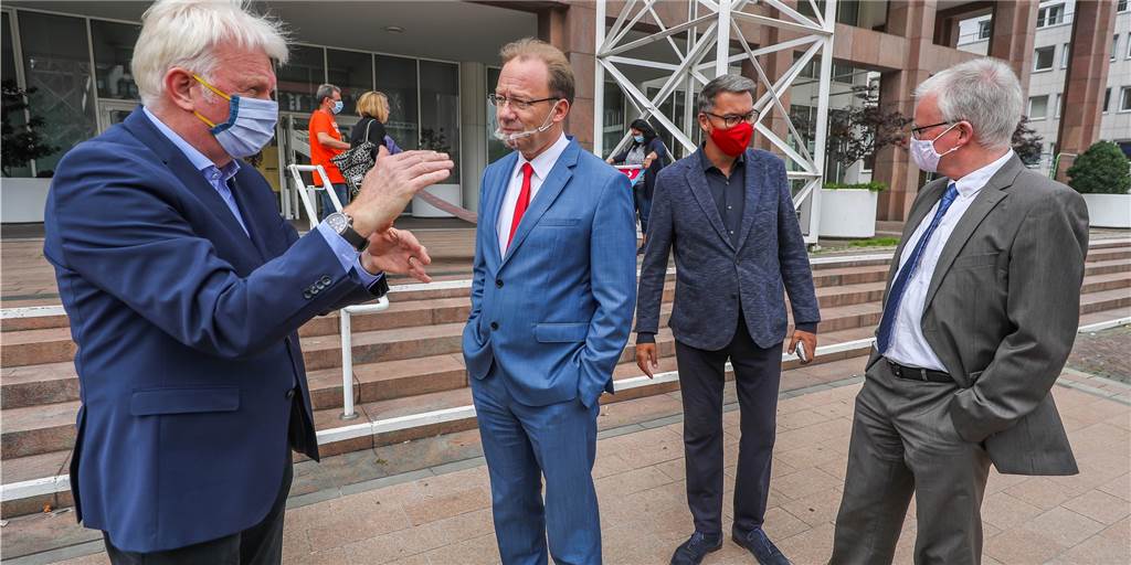 Karstadt-Rettung: „Da fehlen noch zwei“ OB Ullrich Sierau (v.l.), IHK-Geschäftsführer Stefan Schreiber, Wirtschaftsförderer Thomas Westphal und Thomas Schäfer vom Handelsverband NRW nach der Pressekonferenz am Freitag (3.7.)