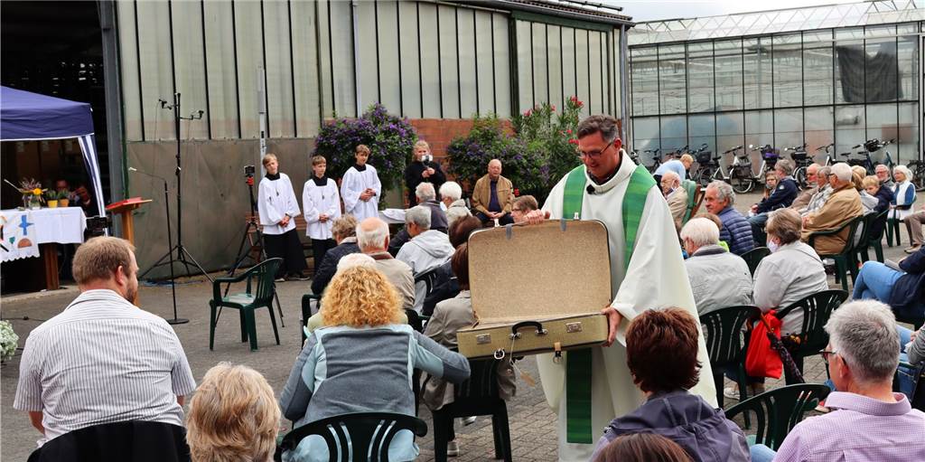 Gottesdienst im Grünen: Bunte Bilder und ein Koffer voller Gedanken Gottesdienst im Grünen auf Hof Rump
