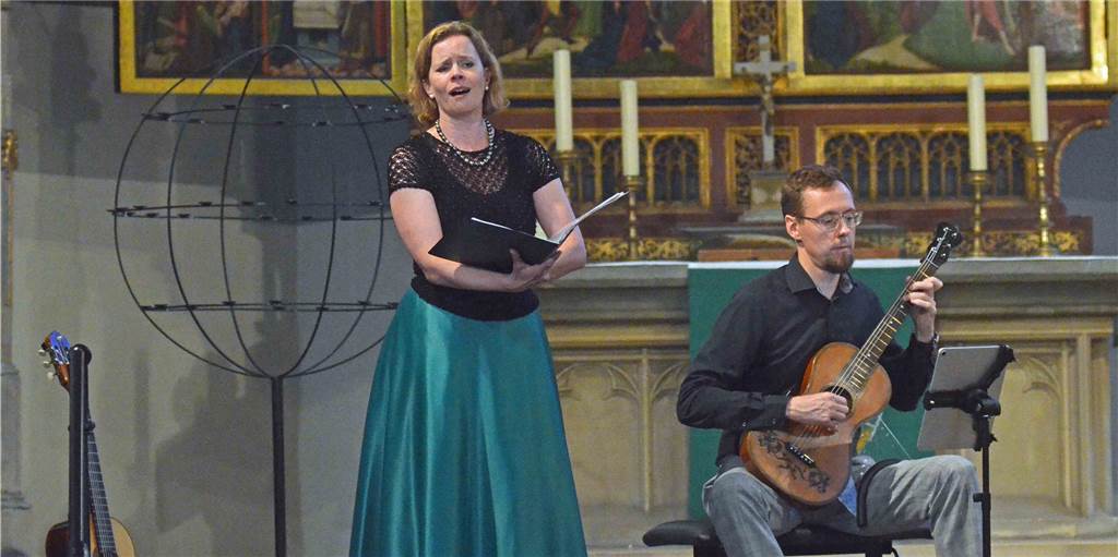 Erstes Konzert seit vier Monaten: Besonderes Konzert in St. Georg Höhepunkt des ersten Sommerkonzerts in der evangelischen Stadtkirche St. Georg waren drei berührende Arien aus der Oper Don Giovanni von Mozart. Dabei verkörperte Kirsten Wolke (l.) gesanglich die junge Bäuerin Zerlina und Stephan Wolke (r.) ihren eifersüchtigen Verlobten Masetto. Am Ende versöhnten sich beide und das Happy End war perfekt.