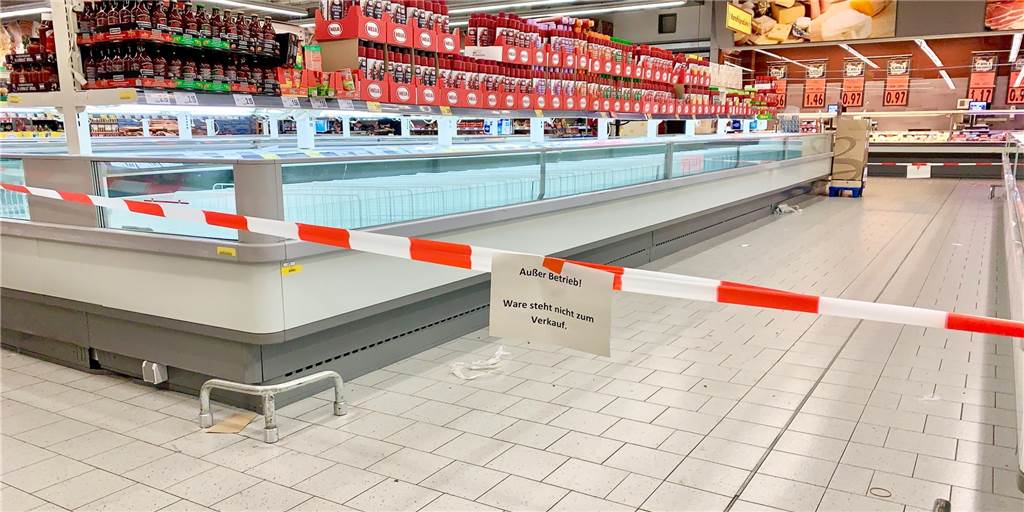 Das große Räumen bei Kaufland: Tiefkühlabteilung mit Flatterband abgesperrt